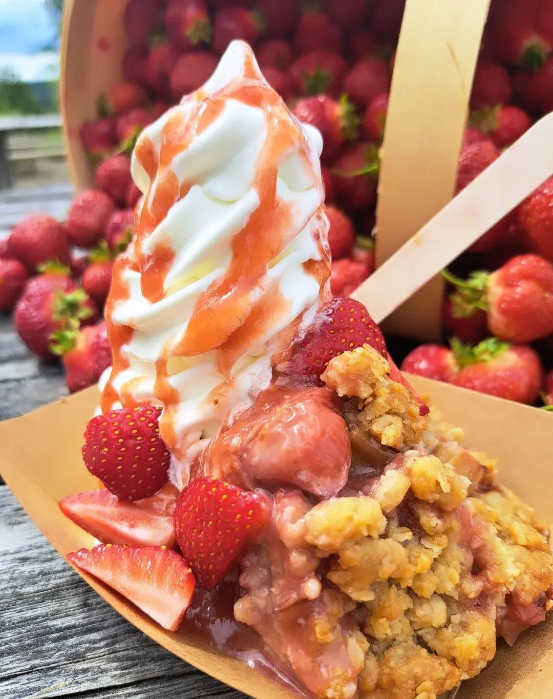 Coupe aux fraises et croustade