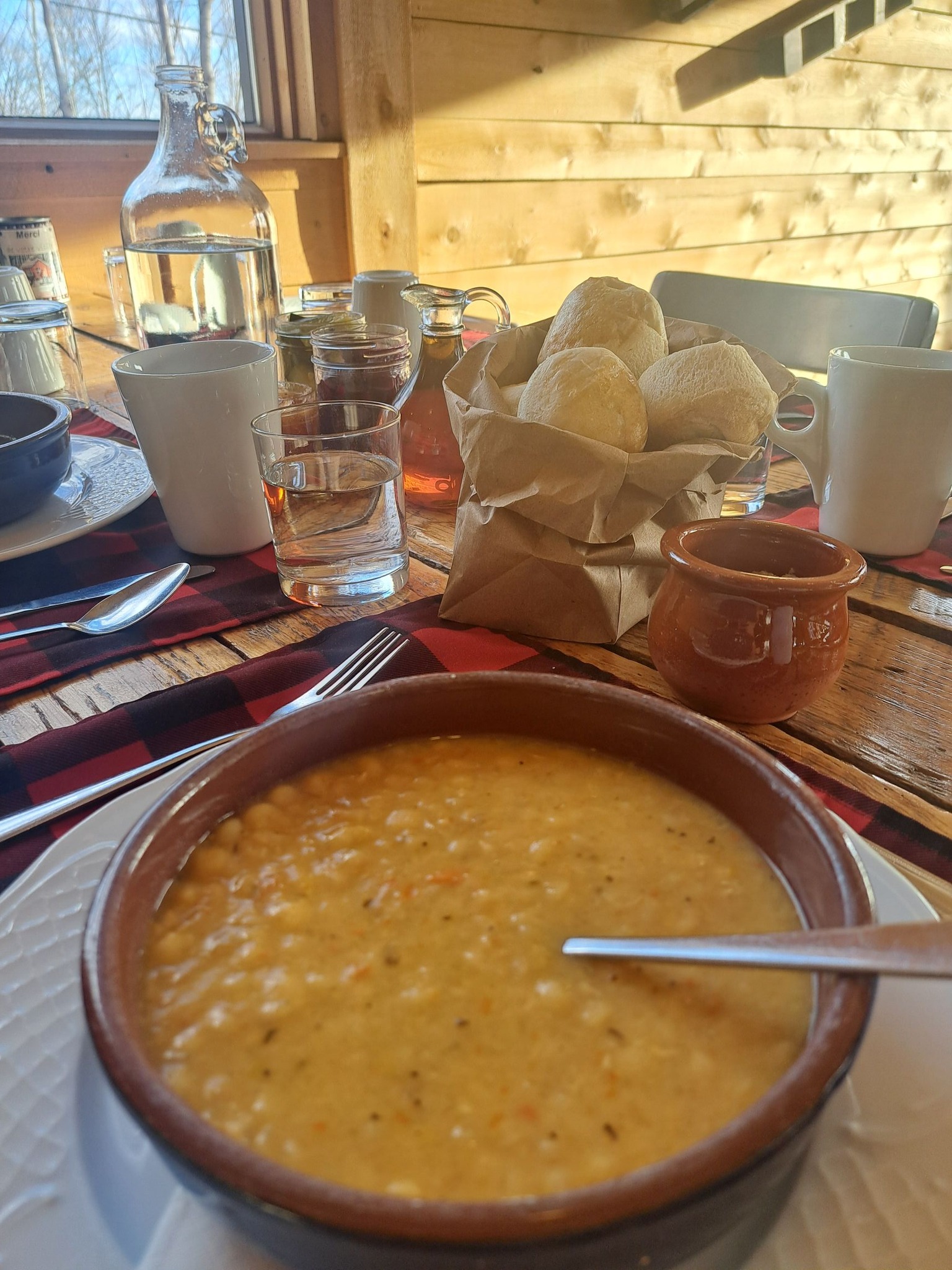 Soupe aux pois et pain chaud